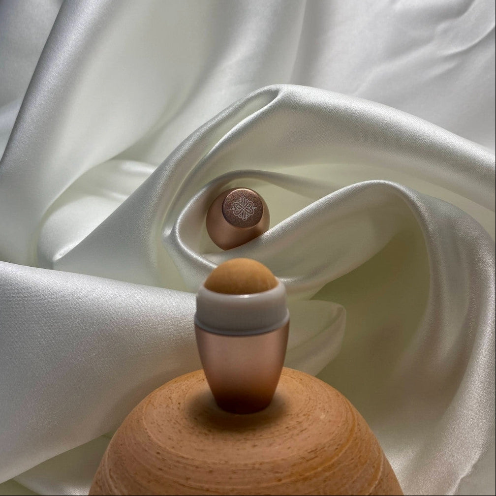 Ролер с вулканичен камък за мазна кожа